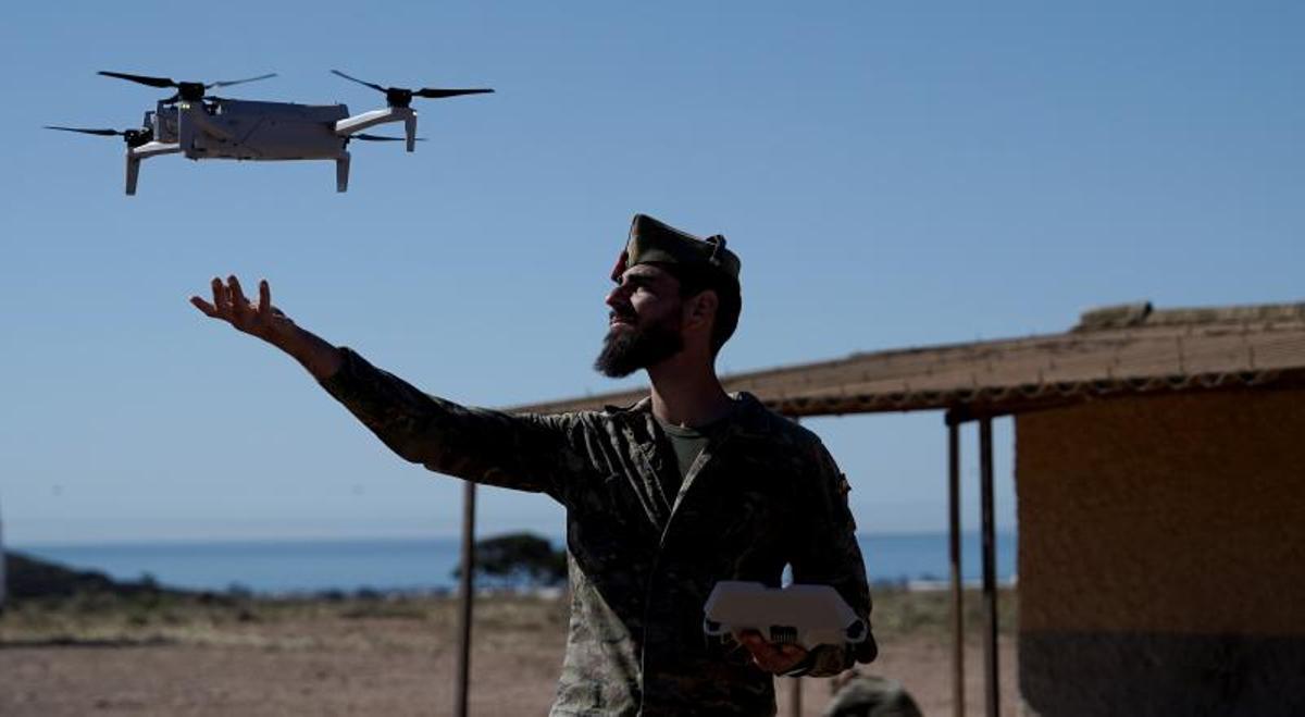 Un legionario recibe en su mano el aterrizaje de un cuadricóptero de observación en la CAmaña de Experimentación Esratégica que se lleva a cabo en la base de Viator (Almería).
