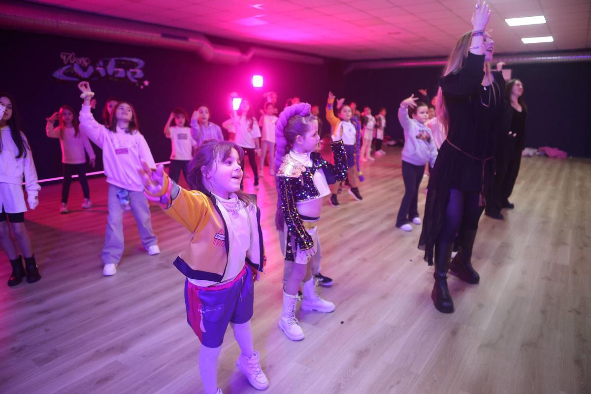 Alumnos y profesores, en la clase temática de The Vibe Studio.