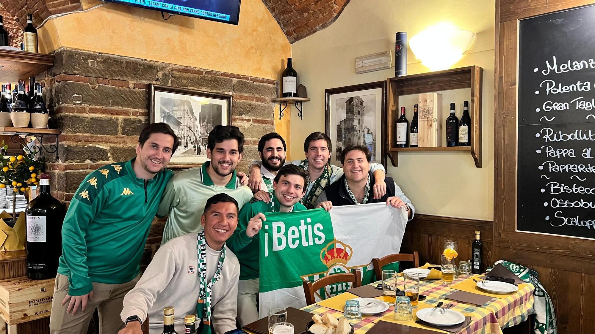 Fotogalería | Aficionados del Betis toman las calles de Florencia