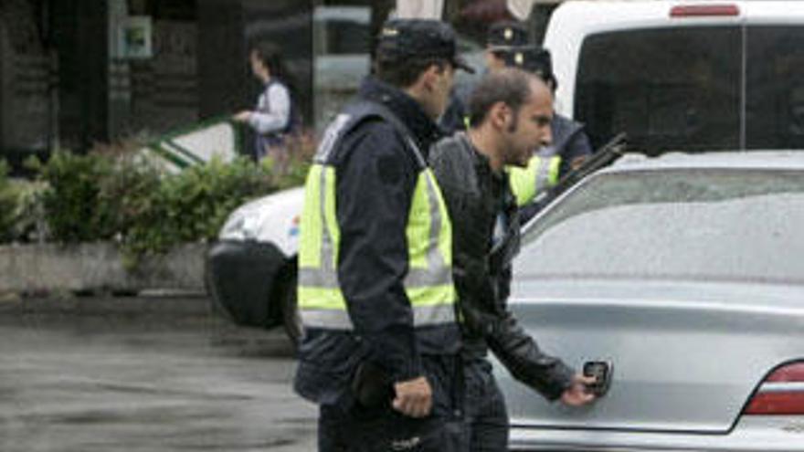 Controles de Policía en Santiago por la desaparación del Códice/ AUTOR: Xoán Álvarez