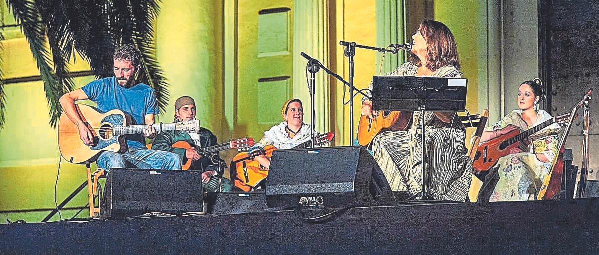 Maria del Mar Bonet i Borja Penalba en 2013 en Sueca amb el 'Bolero de l'Alcúdia'.
