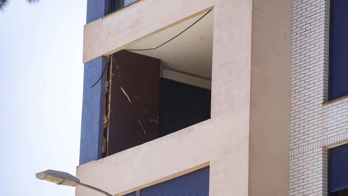 Ventanas al descubierto y cables colgando en el edificio okupado de la avenida Germanías de Carcaixent.