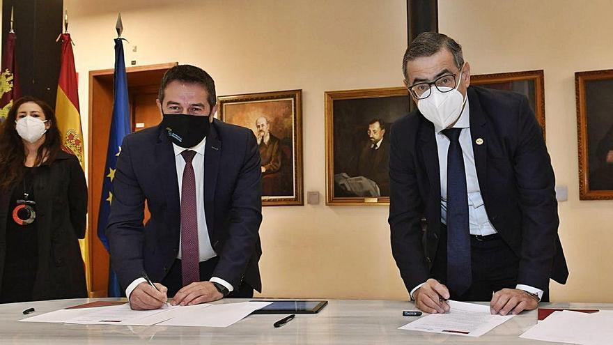 El alcalde de Alcantarilla, Joaquín Buendía, y el rector de la UMU, José Luján, ayer en Convalecencia.