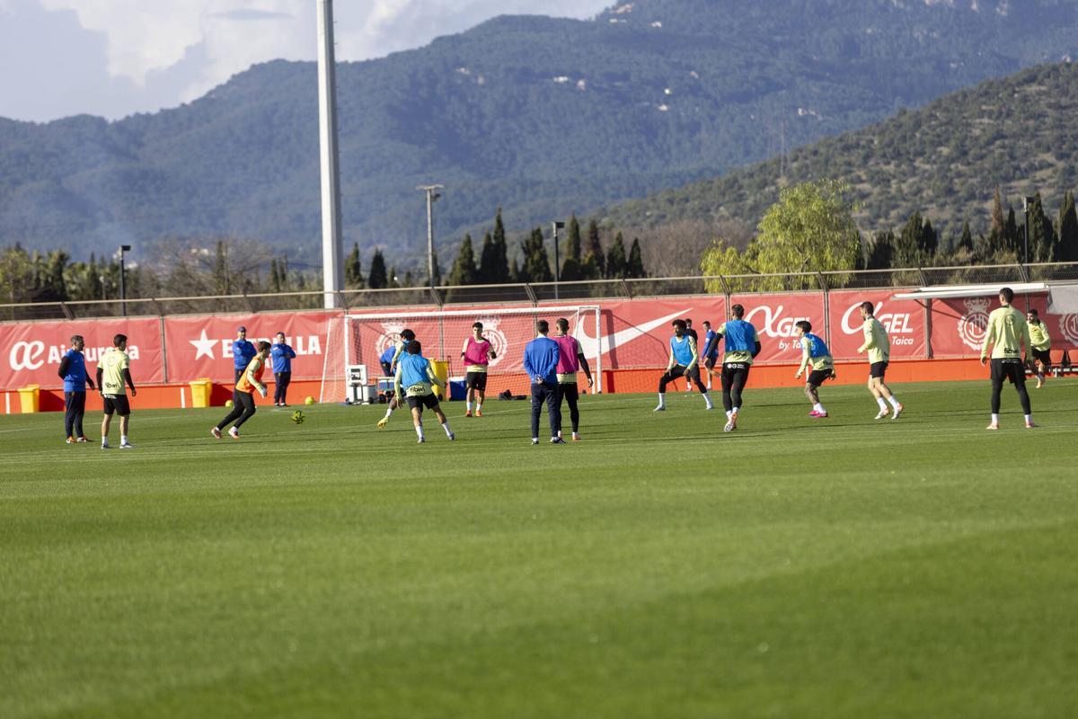 El Mallorca ha regresado este lunes a los entrenamientos tras las vacaciones de Navidad, sesión que se ha realizado en Son Bibiloni