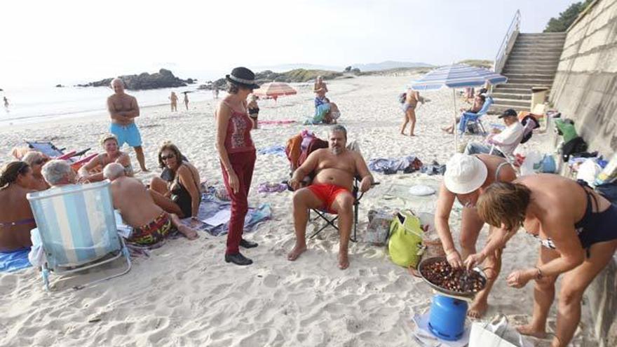 Inusual imagen captada esta tarde en Samil, magosto en la playa y en bañador a las puertas de noviembre. // R. Grobas