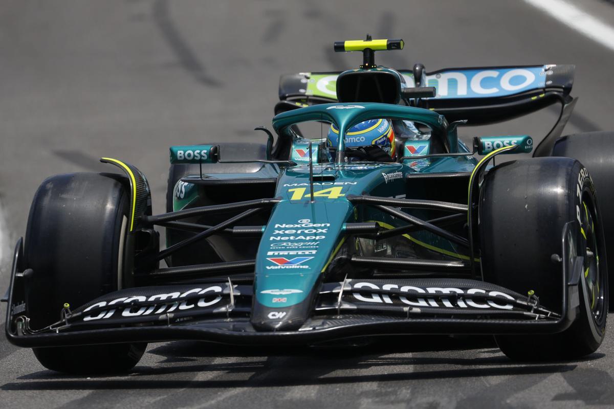 El español Fernando Alonso de Aston Martin durante el segundo día de actividades del Gran Premio de Formula Uno en el circuito de Interlagos, en Sao Paulo (Brasil). EFE/Sebastiao Moreira