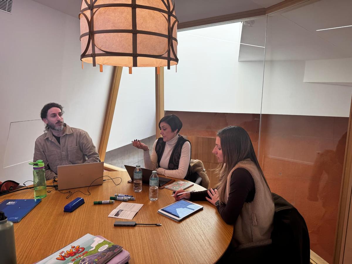 Girona en una reunión reciente con las docentes Soraya Manzanera Quiles y Noelia Sánchez Pardo.