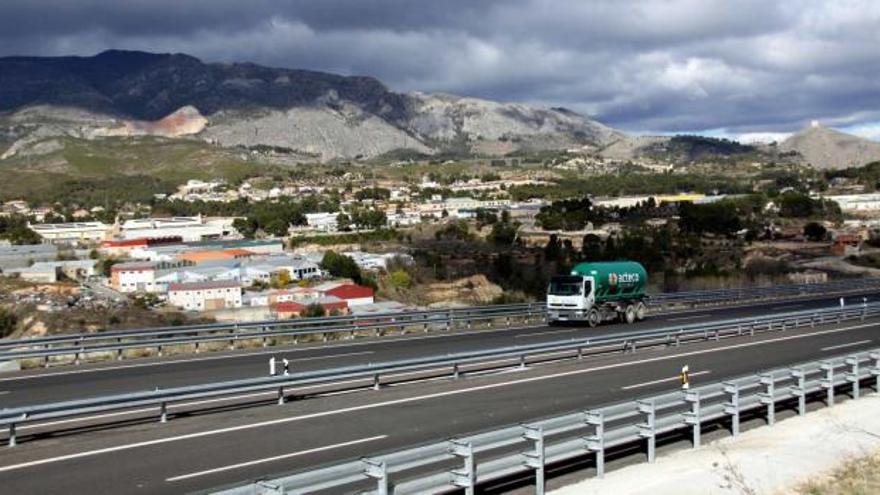 Una vista, desde el nuevo tramo de la autovía, del polígono de la Lleona situado en el término municipal de Cocentaina.