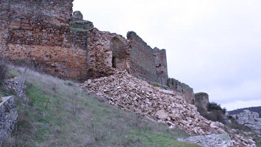 Piedras desprendidas del cubo noroeste del castillo de Castrotorafe, situado en el término de San Cebrián de Castro.