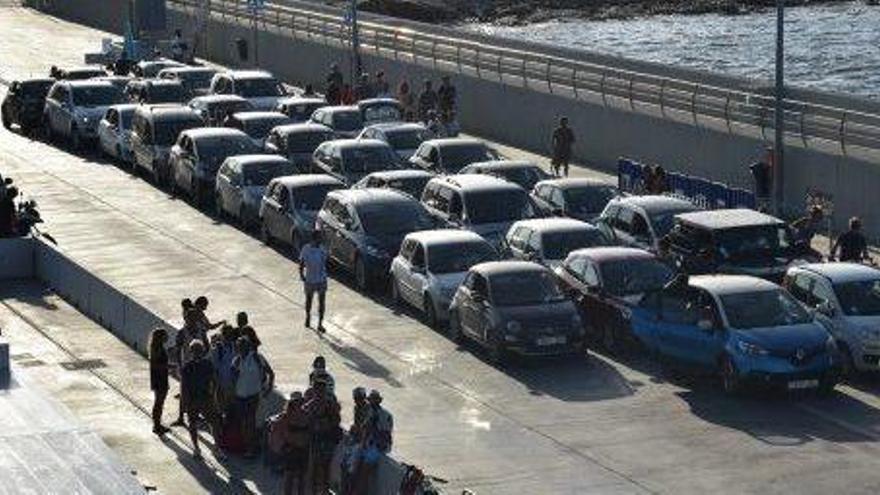Imagen de archivo de coches a la espera de embarcar en la Savina.