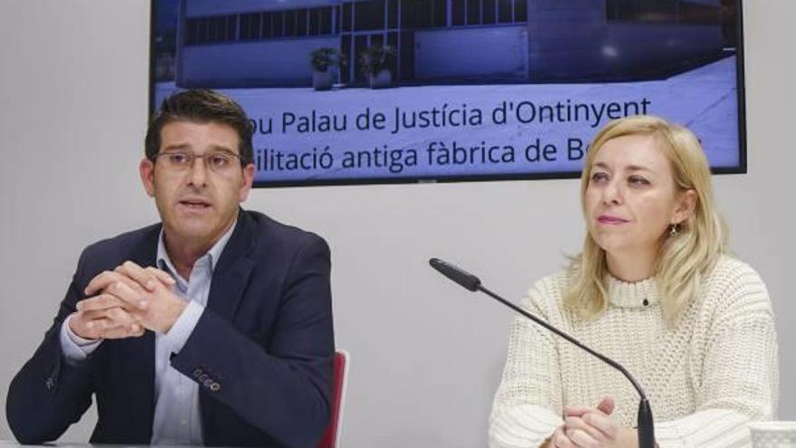 El alcalde, Jorge Rodríguez, y la edil Natalia Enguix, ayer durante su comparecencia.