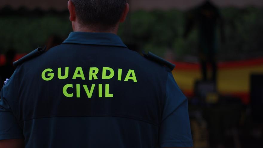 Un hombre ataca a otros dos con una botella de cristal en una calle de Sant Antoni