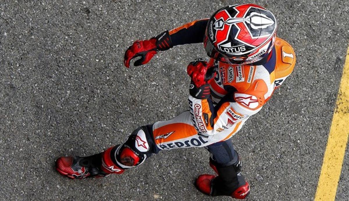Marc Márquez es dirigeix al seu box, al final de la carrera d’ahir, on només va poder ser quart.