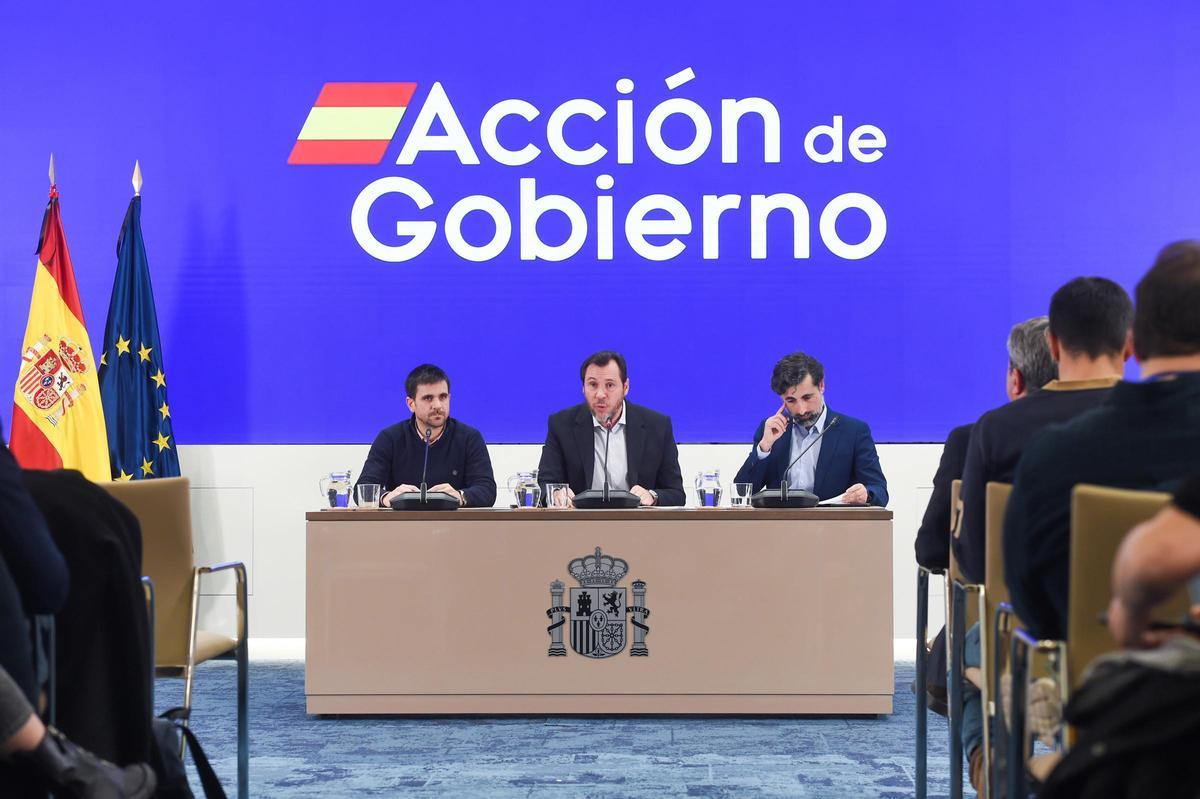 El ministro de Transportes y Movilidad Sostenible, Óscar Puente (c), junto al director de Tráfico de Adif, Ángel García de la Bandera (d), y al director de Operaciones de Renfe, José Alfonso Gálvez (i).