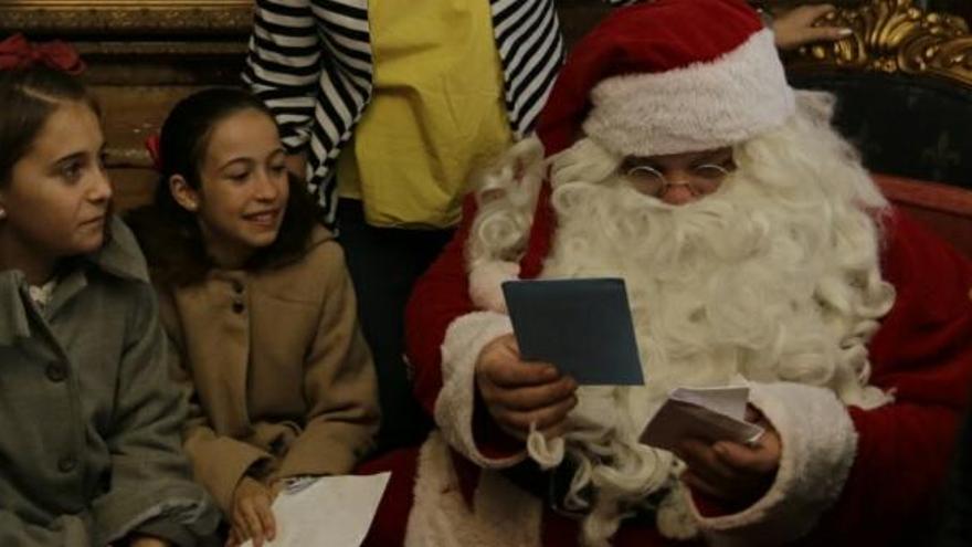 Alicante inaugura la casita de Papá Noel con impresionantes colas