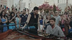 Sebastián Yatra y Pablo Alborán se unen en la canción Contigo.