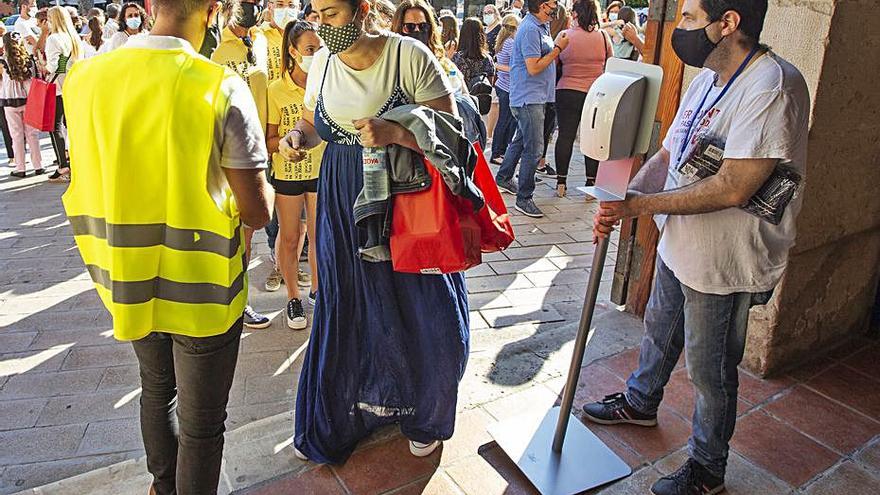 Las gradas de la plaza de toros, que este año acogerá tanto la gala de candidatas como la Elección de la Bellea del Foc, recibieron este miércoles a público durante el primer ensayo. 