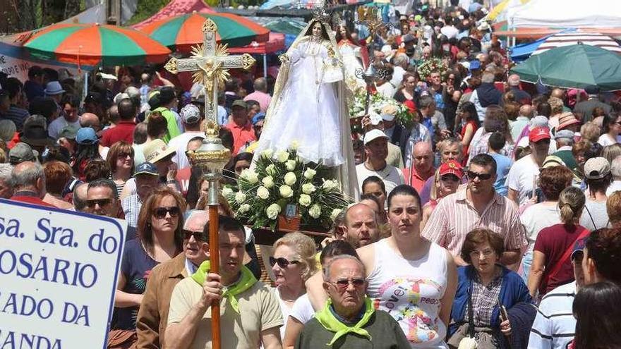 Vecinos de Prado da Canda con la imagen de la Virgen del Rosario en A Franqueira. // A. H.