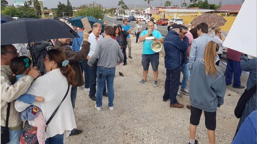 Protesta de vecinos de las partidas rurales para pedir el taxi compartido