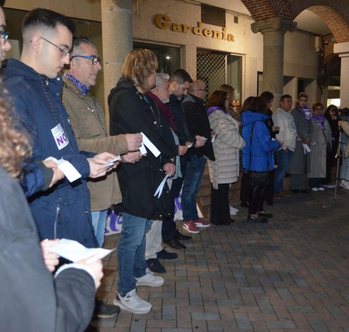 Durante el acto se leyó el nombre de las mujeres asesinadas este año. | E. P.