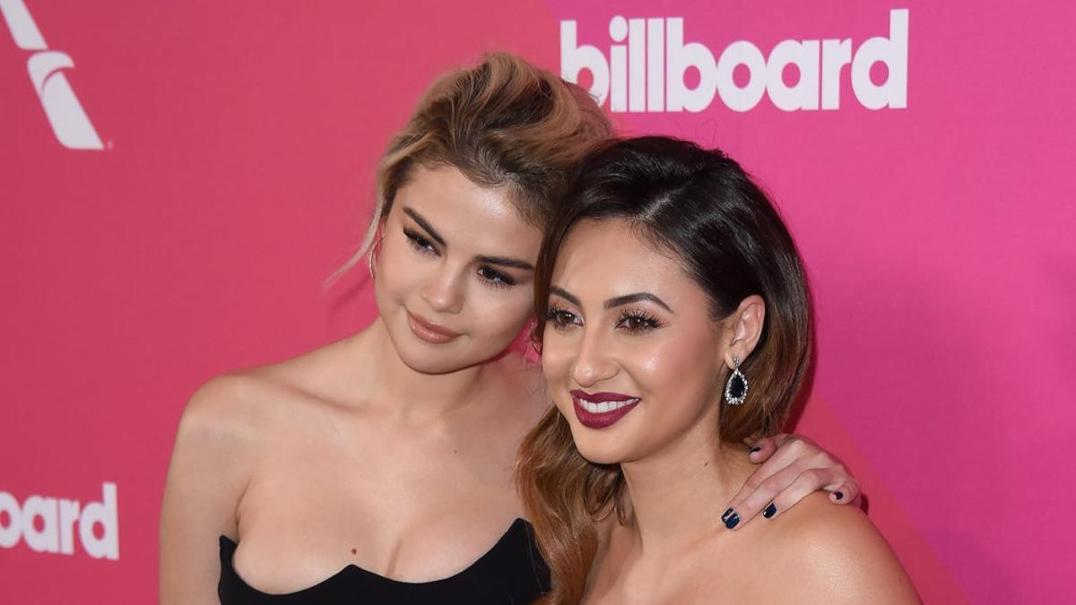 Selena Gomez y su amiga Francia Rasia en los premios Billboard