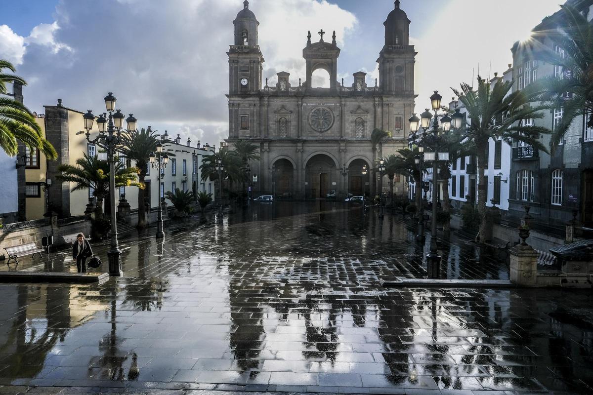 La plaza de Santa Ana tras la lluvia.