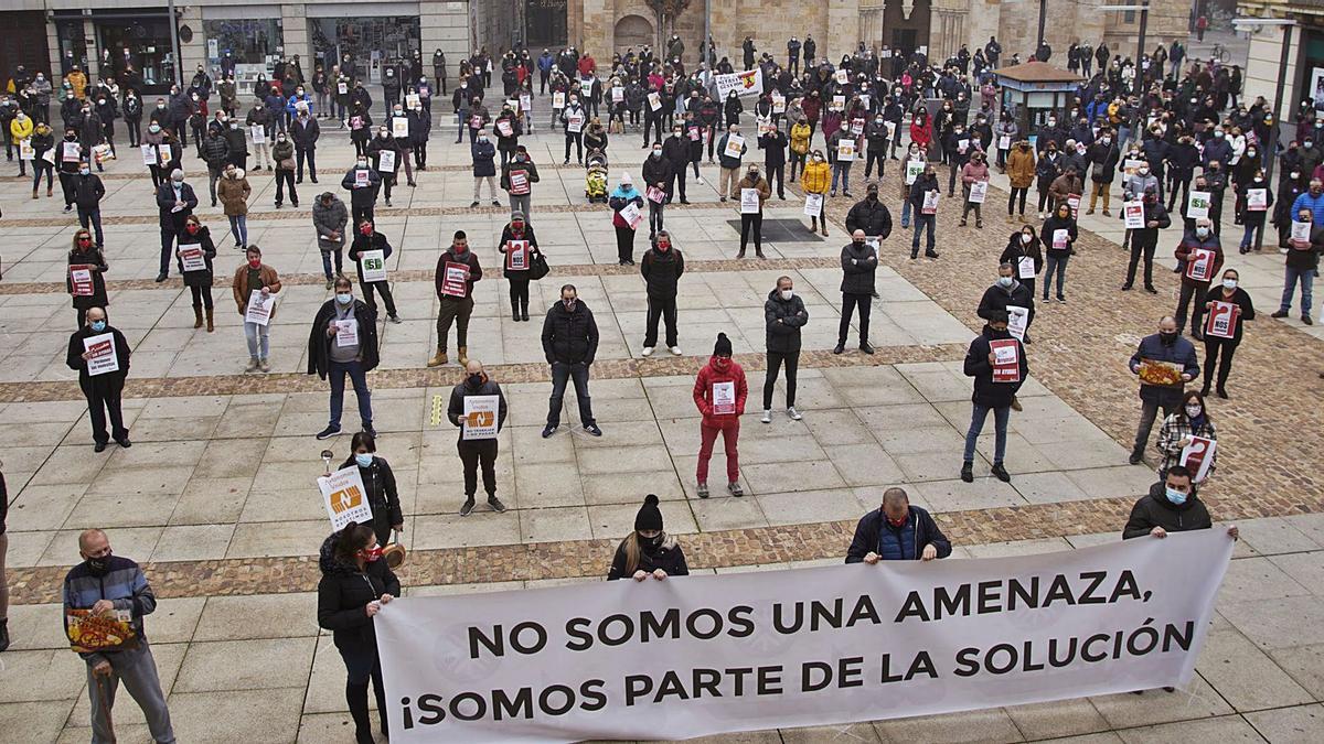 Los hosteleros concentrados frente a la Subdelegación del Gobierno durante la protesta celebrada ayer en la ciudad de Zamora.