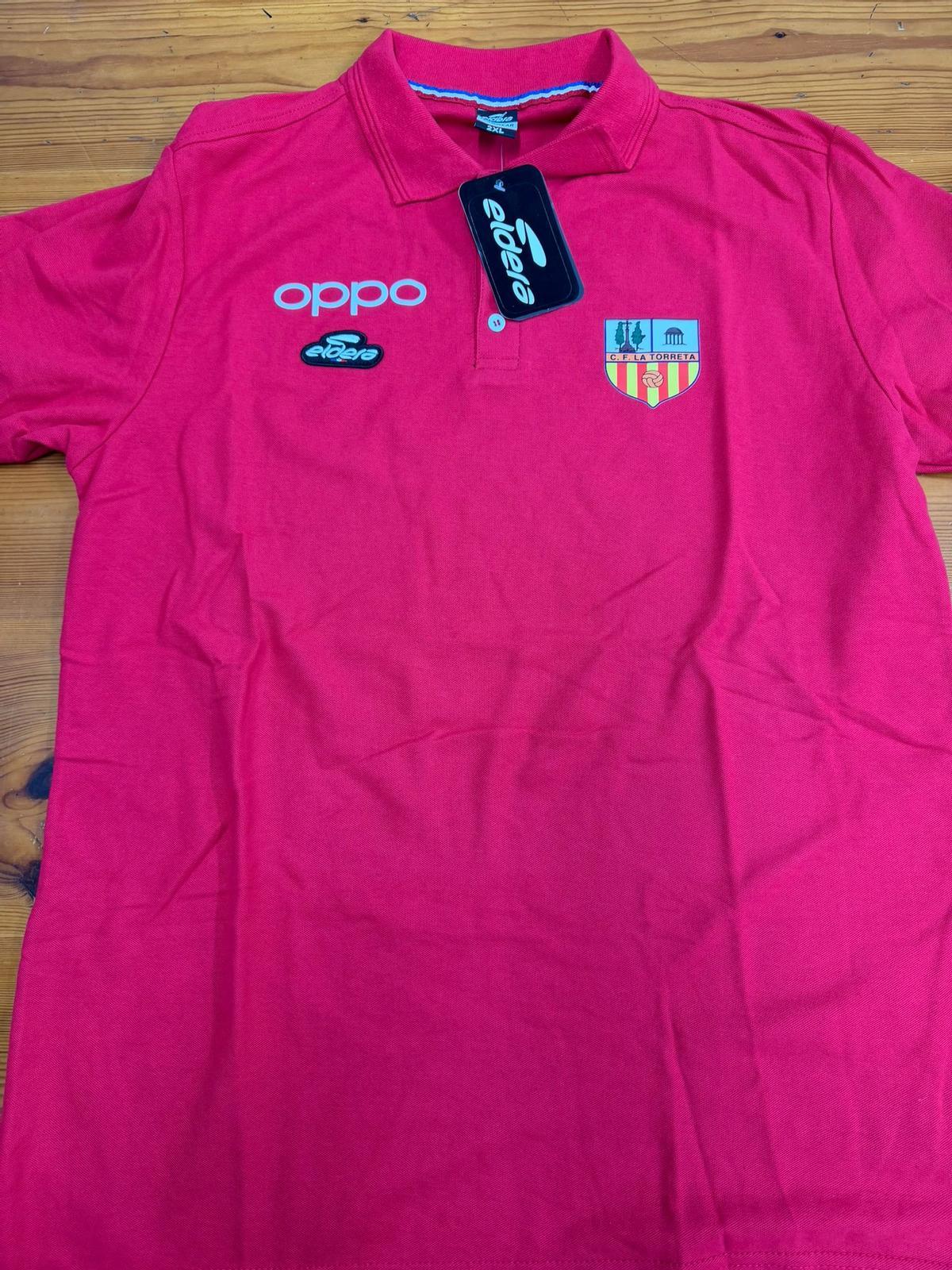 El polo corporativo de 'OPPO' que recibieron todos los jugadores del CF La Torreta