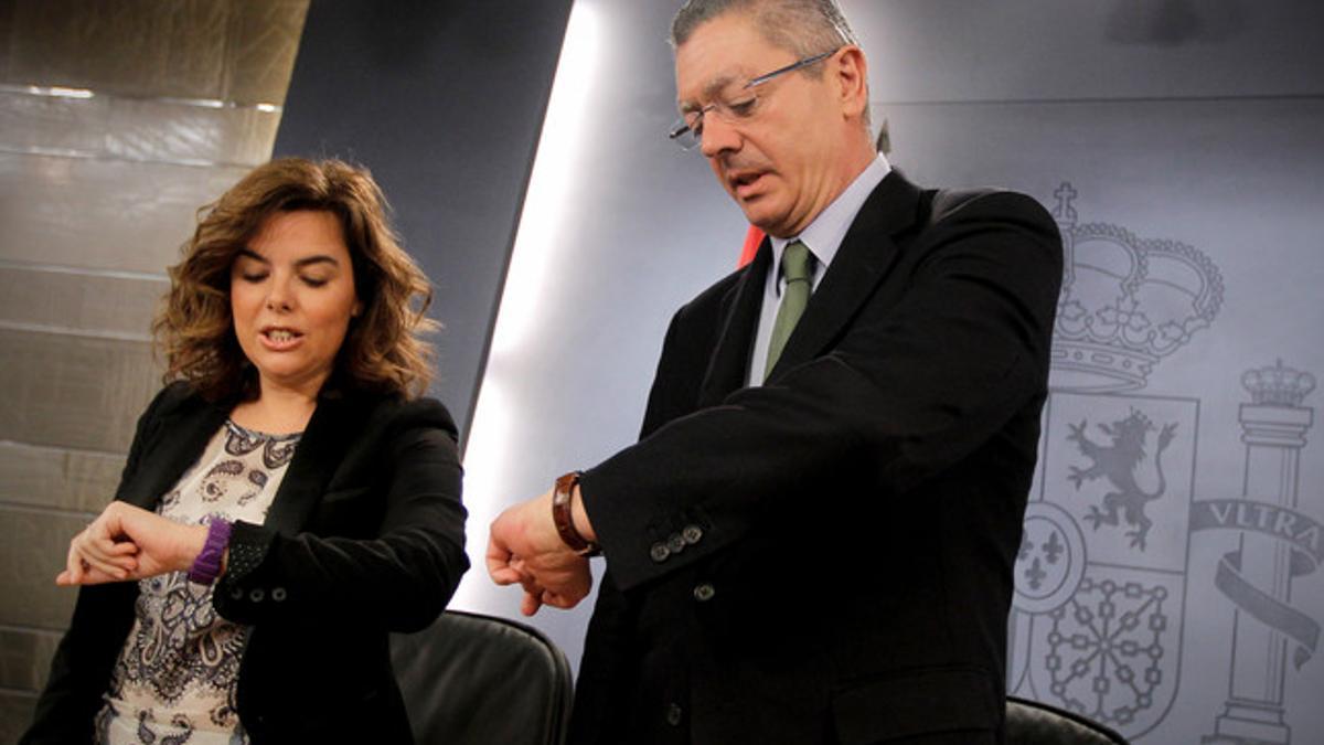 Soraya Sáenz de Santamaría y Alberto Ruiz Gallardón, tras el Consejo de Ministros.