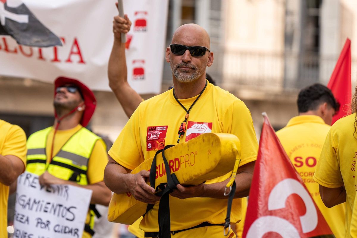Los socorristas de Barcelona protestan contra la precariedad y la falta de personal