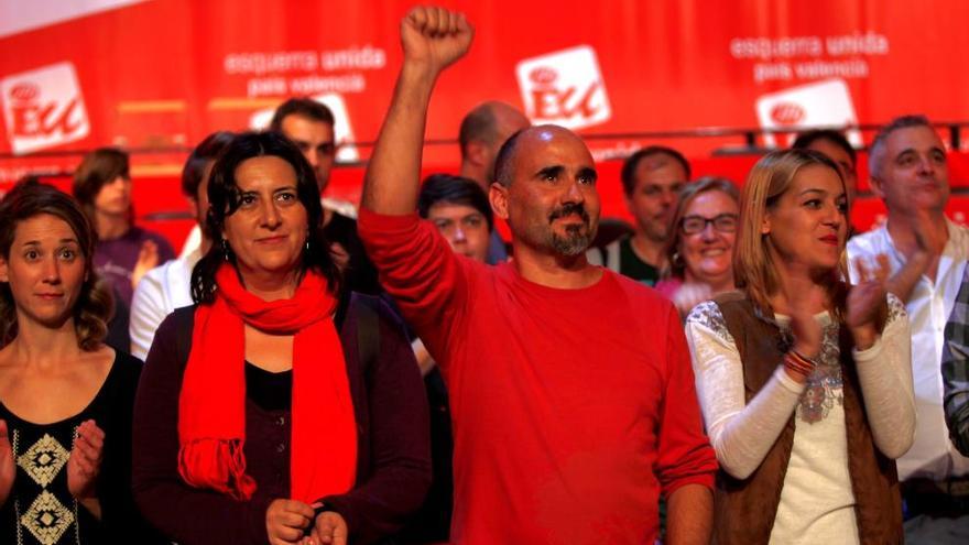 Rosa Pérez, junto a David Rodríguez con el  puño en alto, tras conocer los resultados, anoche.