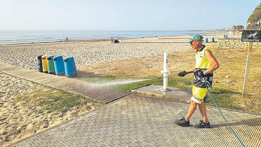 FCC, empresa encargada de la limpieza de El Campello, mantiene las playas.