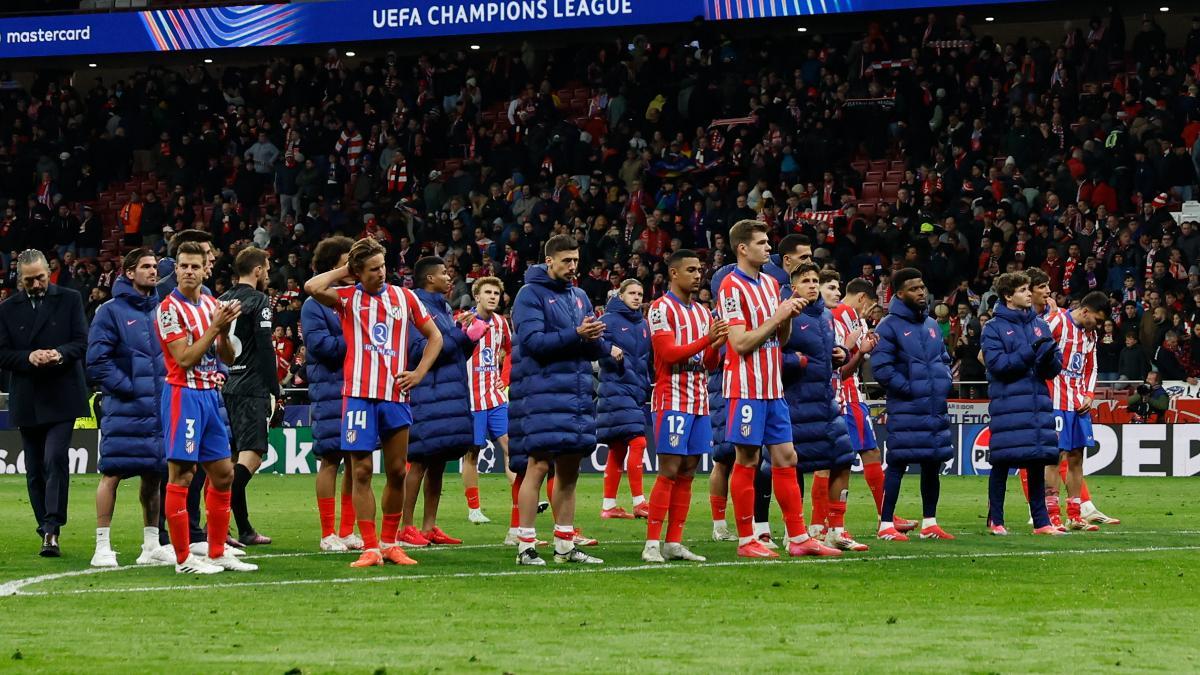 Los jugadores del Atlético al término del partido de vuelta de los octavos de final de la Liga de Campeones