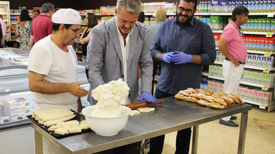 Herráez (c) y el conseller Vidal (d) preparan ayer una ensaimada.