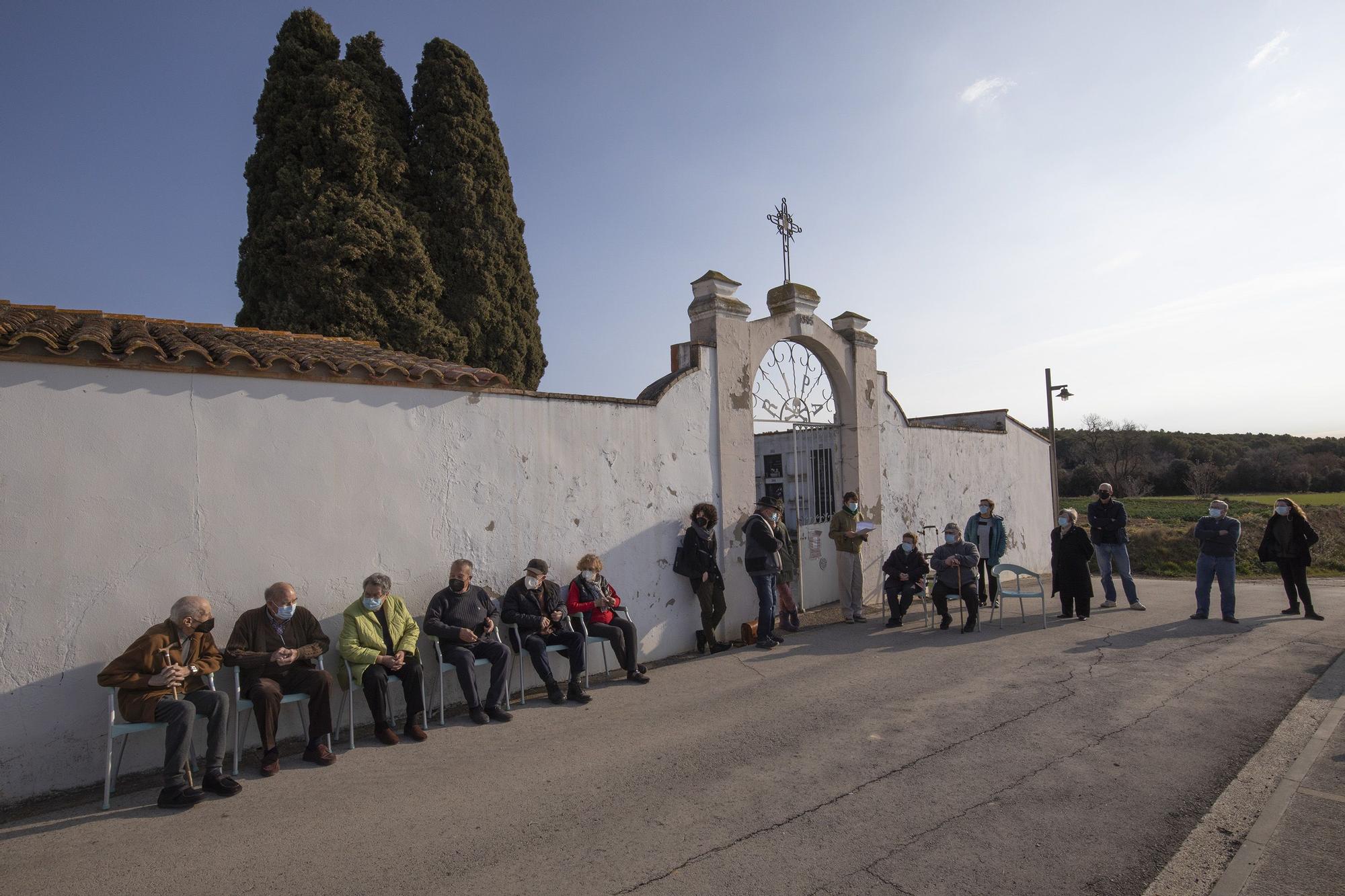 Reunió veïnal a Pontós sobre la rehabilitació i arranjament del cementiri local