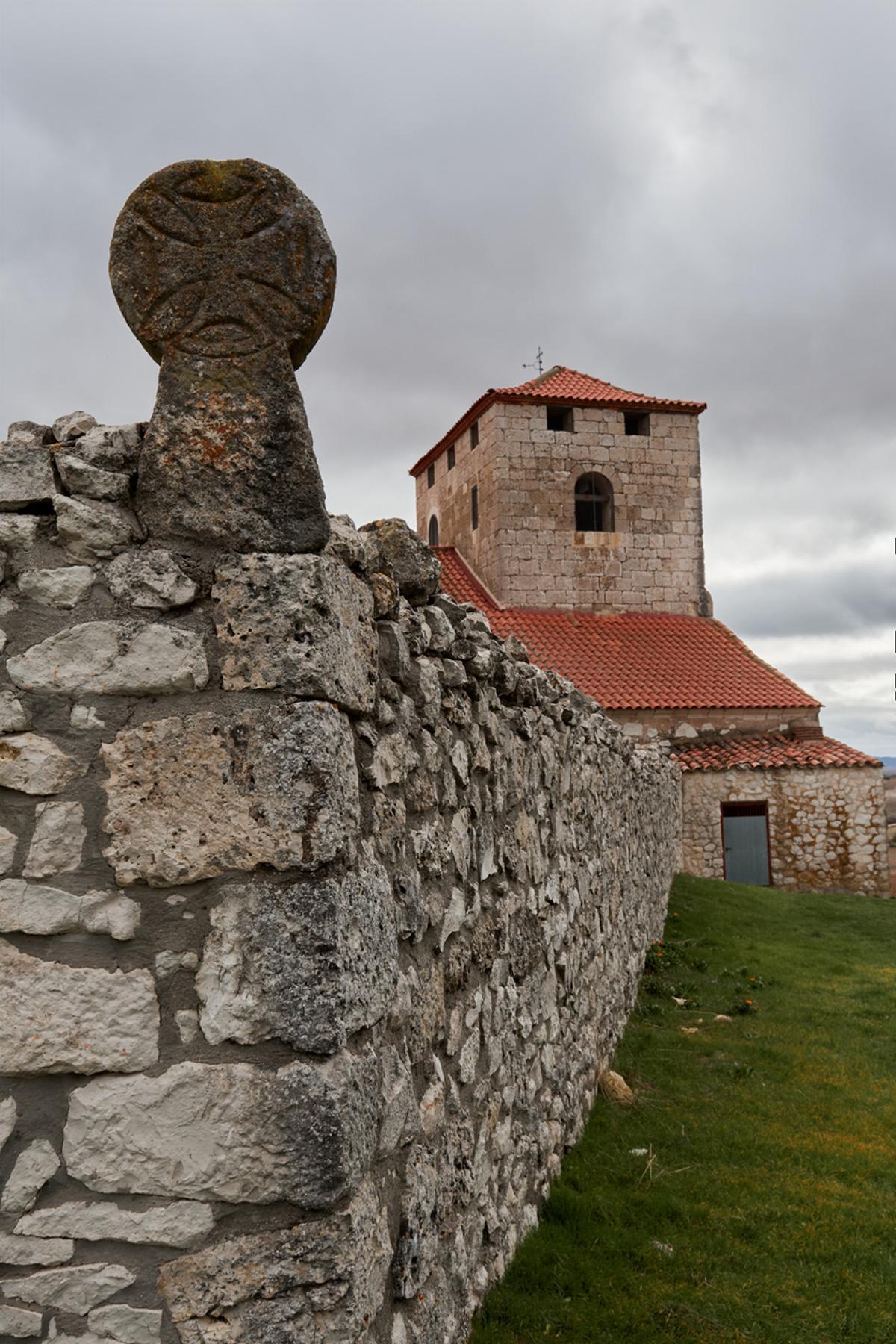 Muro de piedra e iglesia de Moradillo de Roa con cruz tallada, Burgos