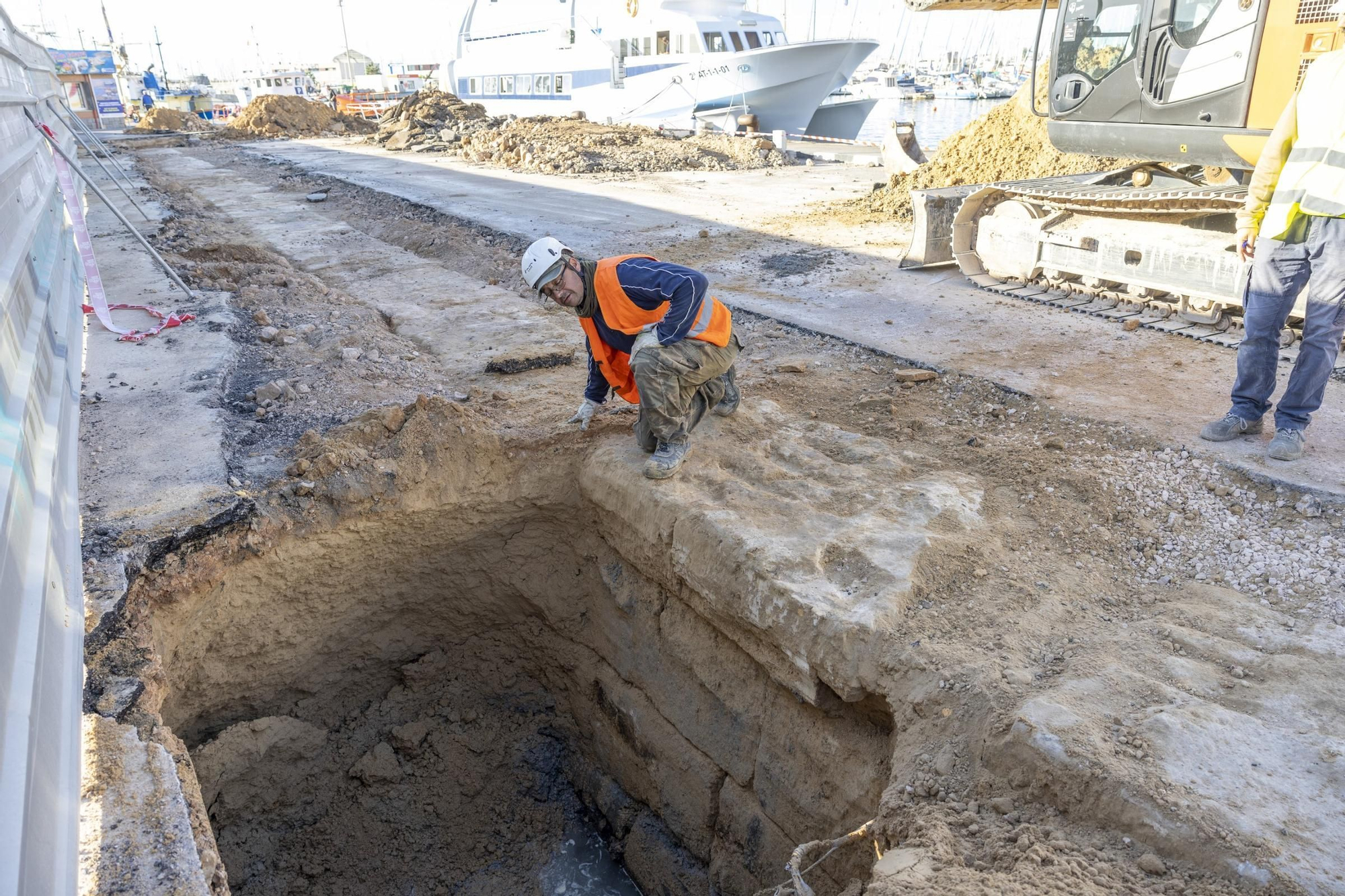 Una de las catas que profundiza en los cimientos del muelle