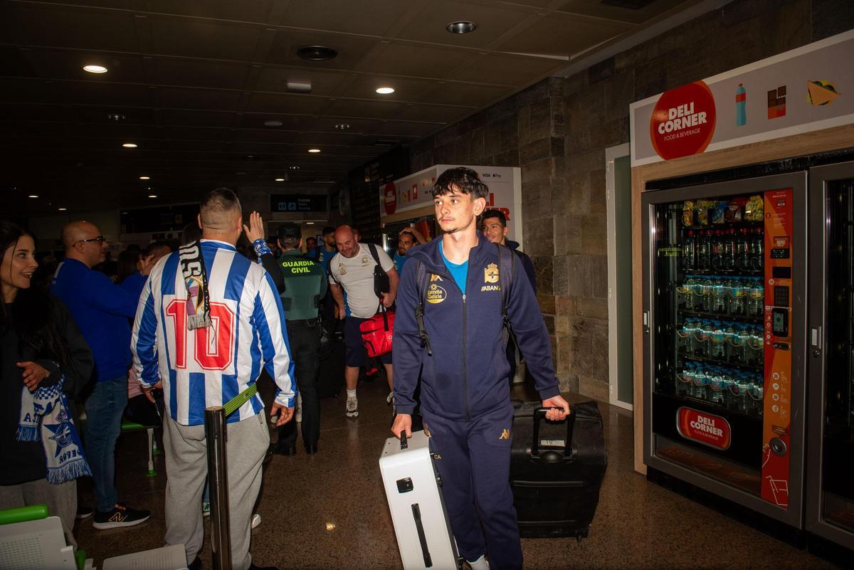 La afición acude en masa a Alvedro para recibir al Dépor tras la victoria en Cádiz