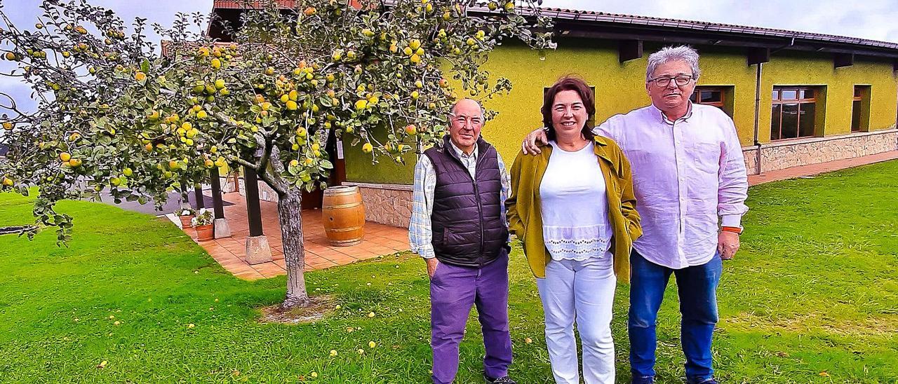 Por la izquierda, José Ramón Rodríguez García, Mariol Rodríguez Suárez y José Manuel Buznego, en el exterior de su llagar en El Valle.