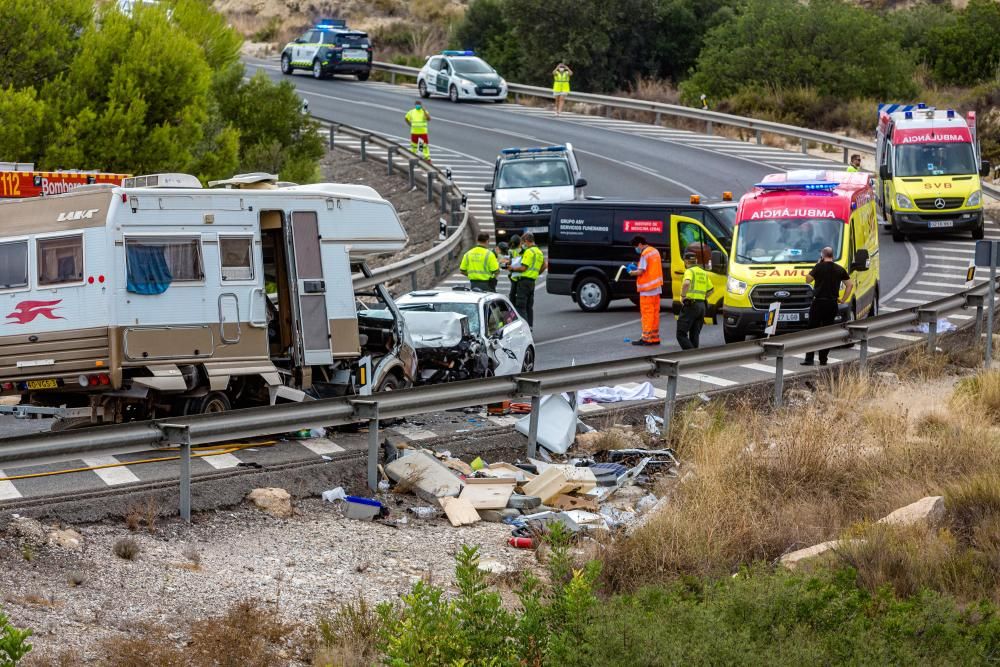 Un coche y una autocaravana han chocado a la altura de la venta Lanuza y la carretera ha sido cortada