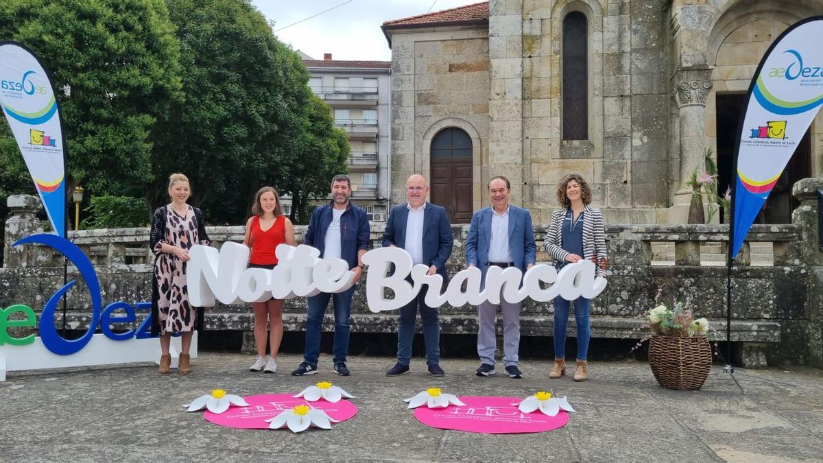 Presentación de la campaña, ayer, delante de la iglesia lalinense