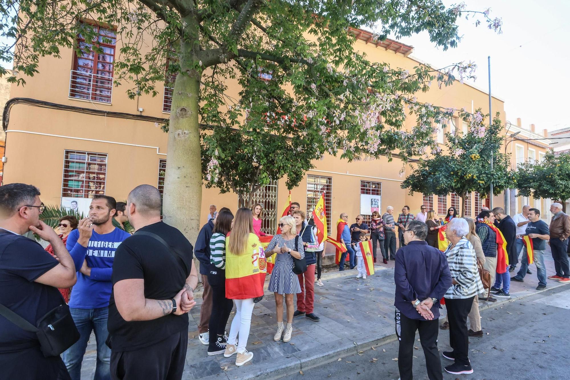 Las imágenes de la concentración contra la amnistía frente a la sede del PSOE en Callosa de Segura