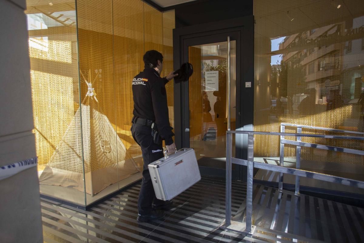 La Policía Nacional registra la clínica de Alzira, en una imagen de archivo.