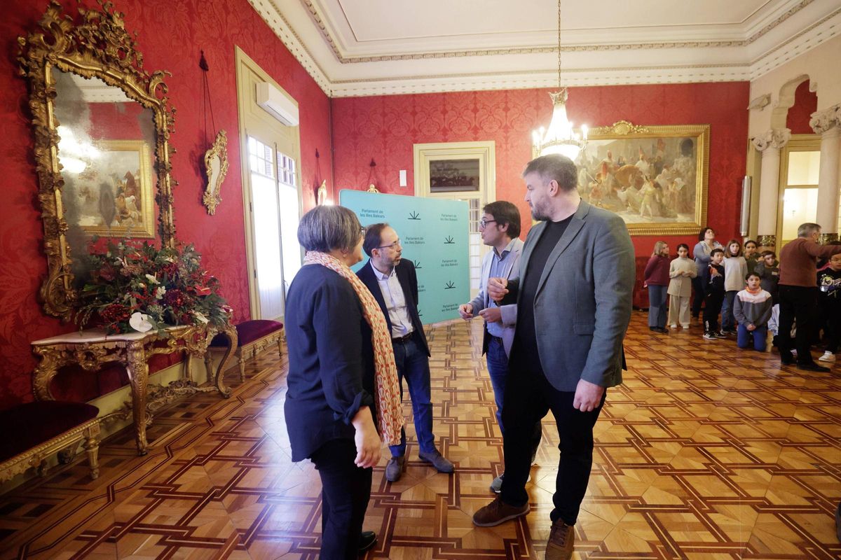 Cristina Gómez y Josep Castells, a la izquierda, conversan con Lluís Apesteguia y Iago Negueruela en el Parlament.