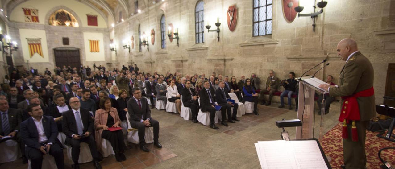 El teniente general Francisco Gan se dirige a los mandatarios de la Generalitat en los actos del 600 aniversario de la institución. levante-emv