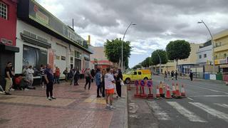 Desalojan a 20 familias de un edificio en Vecindario por riesgo de colapso inminente