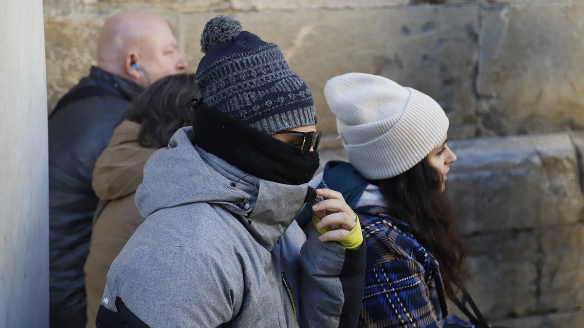 Una pareja ataviada con ropa contra el frío durante un paseo por el entorno de la Mezquita-Catedral de Córdoba.