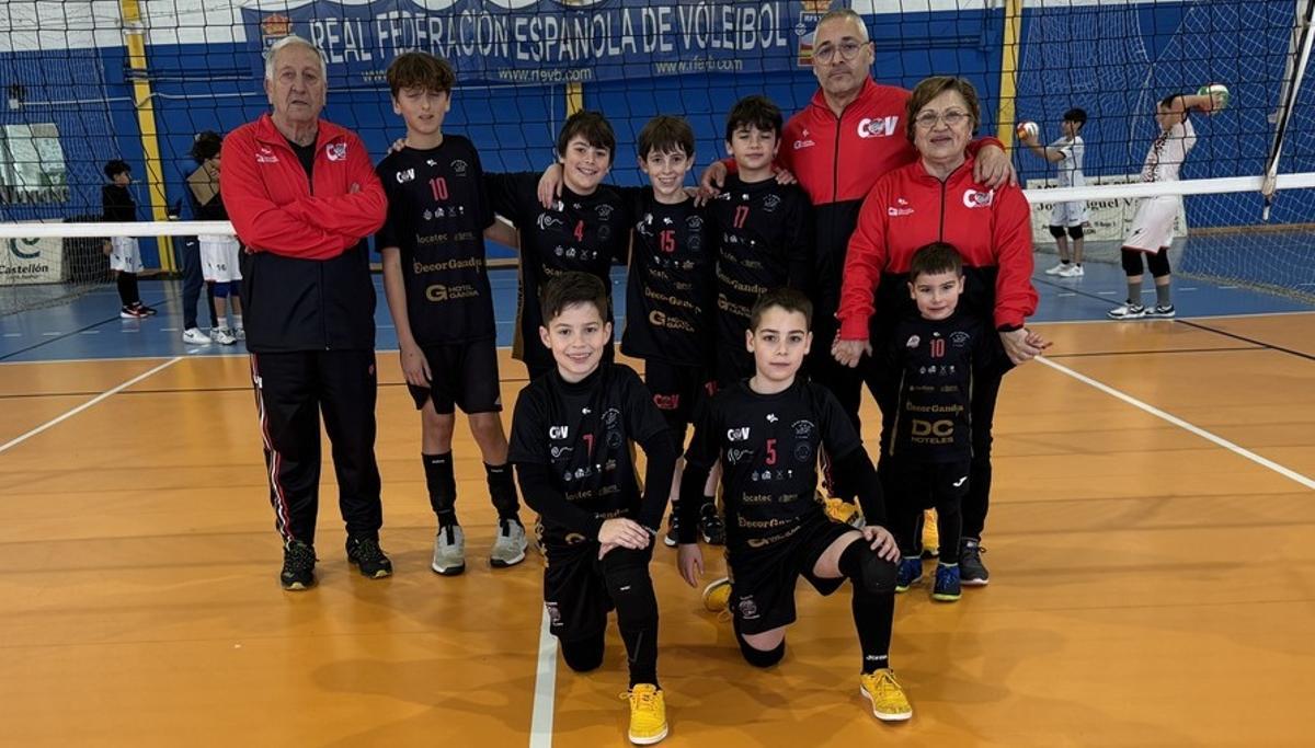 Los alevines del CV Arenas con sus técnicos