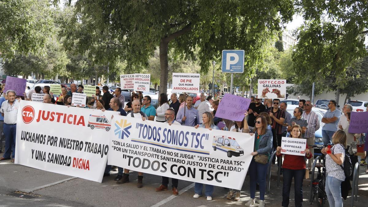 Trabajadores concentrados esta mañana, frente a la delegación territorial de Salud. A. J. GONZÁLEZ