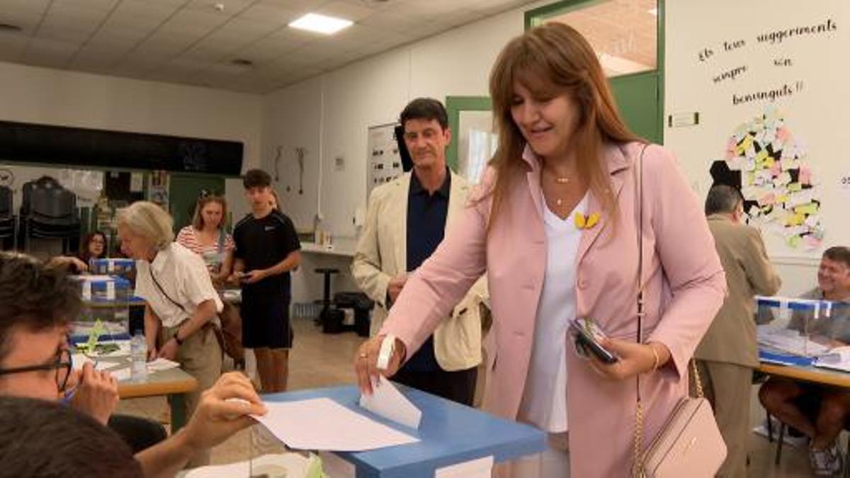 La presidenta de Junts , Laura Borr�s, votando en un colegio del barrio de Sarri� de Barcelona.jpg